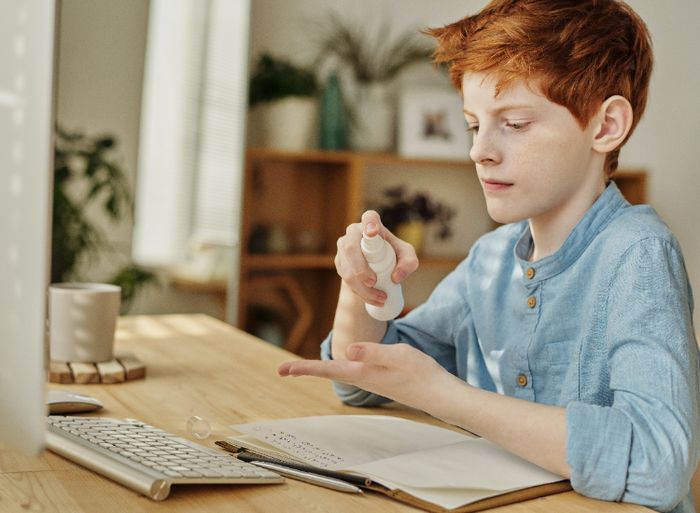 Ilustrasi memakai hand sanitizer setelah menyentuh benda yang mungkin terkontaminasi kuman atau bakteri