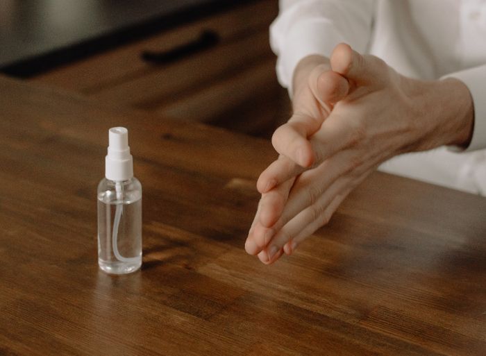 Ilustrasi menggosok seluruh permukaan tangan saat menggunakan hand sanitizer