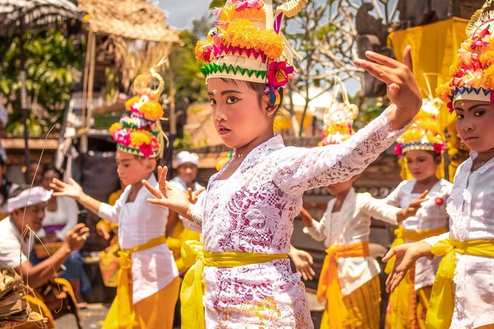 Salah satu budaya yang terkenal dari Indonesia adalah tarian daerah dari berbagai wilayah atau dari provinsinya.