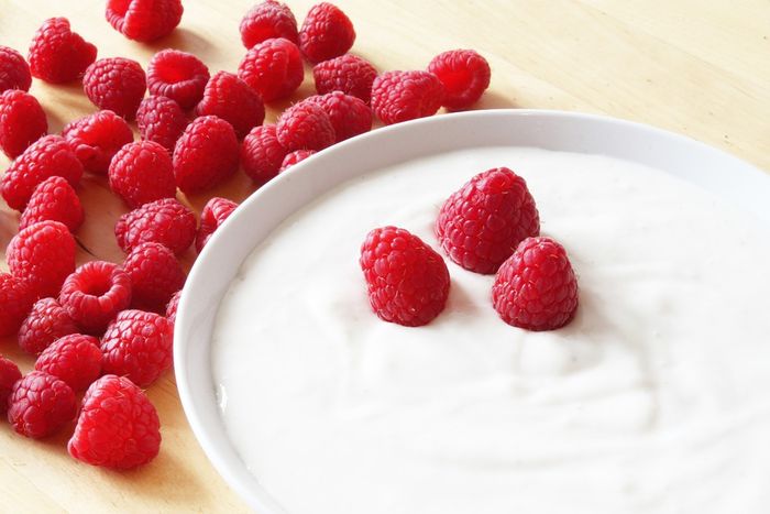 Konsumsi yoghurt di antaranya bisa membantu memperkuat tulang.
