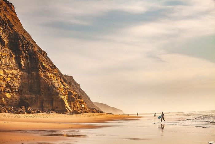 Tebing yang ada di pantai merupakan salah satu contoh dari erosi.