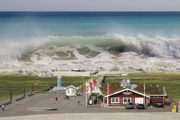 Tsunami terjadi karena adanya gempa bumi yang terjadi di bawah laut.