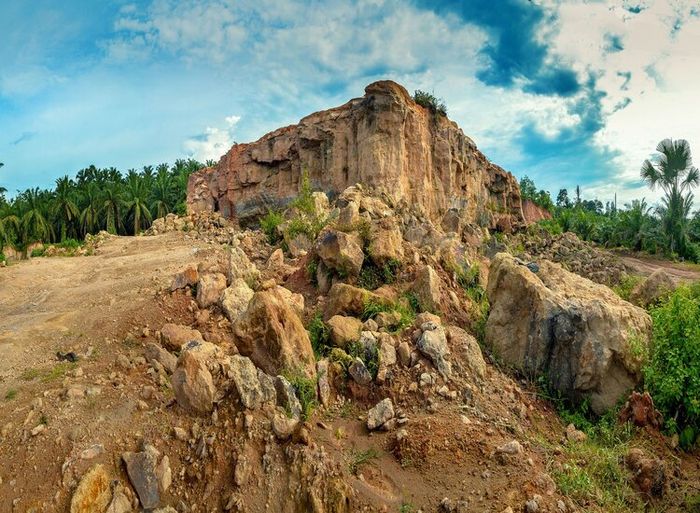 Mass wasting merupakan salah satu fenomena alam.