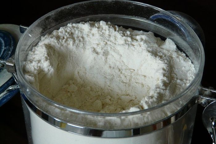 Jenis tepung terigu protein sedang dan rendah biasanya dipakai untuk membuat makanan yang tidak membutuhkan kekenyalan dan volume.
