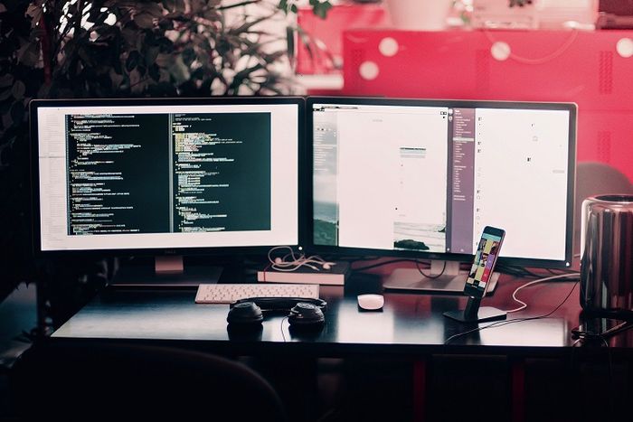 Monitor termasuk ke dalam perangkat keras komputer.