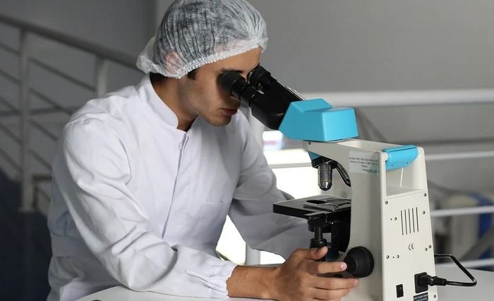 Saintis melakukan penelitian di laboratorium.