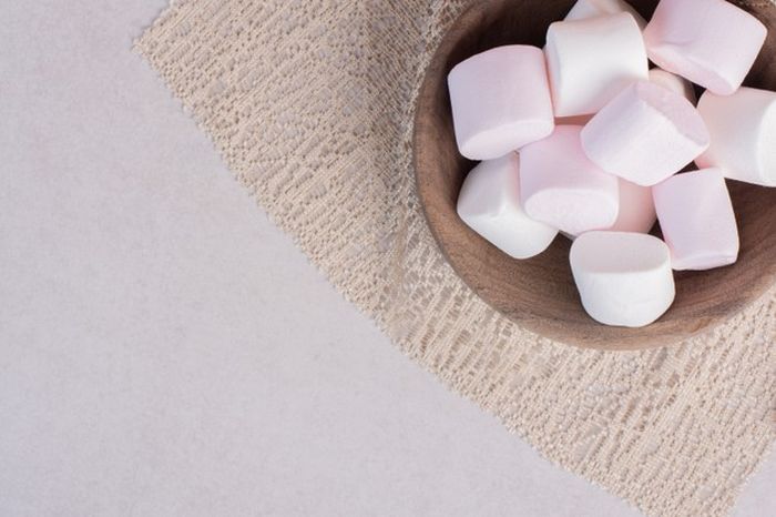 Menelan marshmallow bantu mengatasi duri ikan yang tersangkut di tenggorokan.