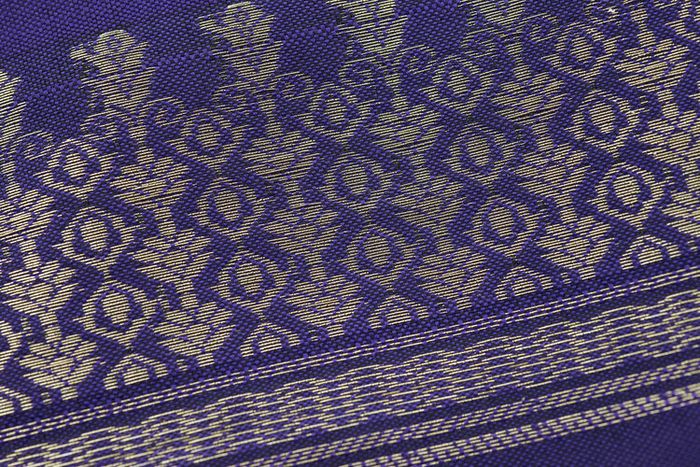 Tenun memiliki dua jenis yaitu tenun ikat dan tenun songket.