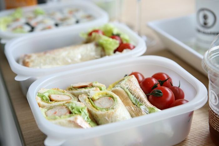 Sandwich dapat dinikmati dengan saus tomat dan saus cabai.