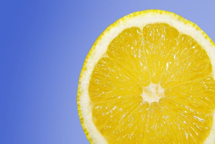 Perasan lemon atau letakkan kulit lemon di tempat semut masuk.