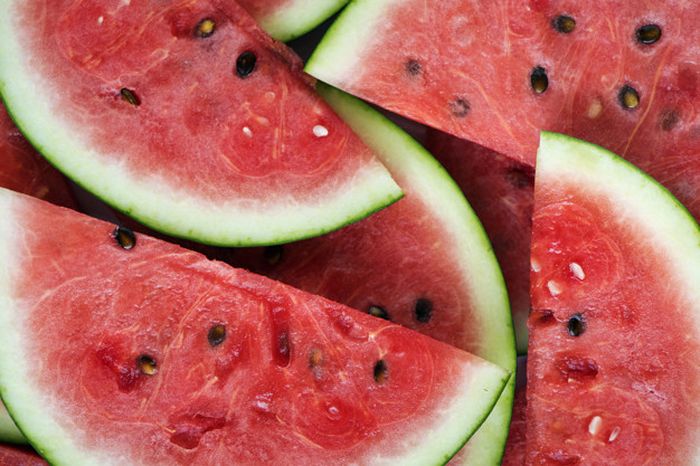 Kita bisa mengonsumsi buah untuk mencukupi cairan tubuh harian.