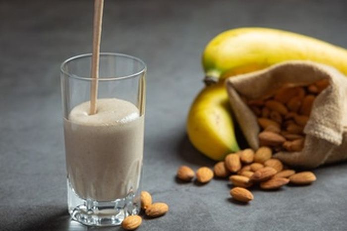 Kombinasi kandungan pisang dan almond dapat membantu tidur lelap.