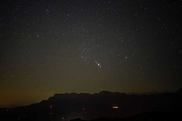 Orion memiliki bentuk seperti laki-laki yang sedang menggunakan panah.