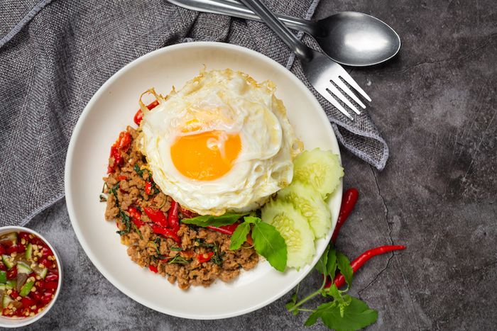 Untuk membuat nasi goreng tidak berminyak salah satunya harus memperhatikan bahan yang digunakan.