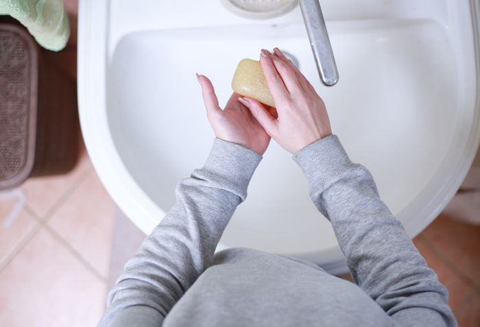 Sabun batang tidak dianjurkan digunakan di tempat umum.