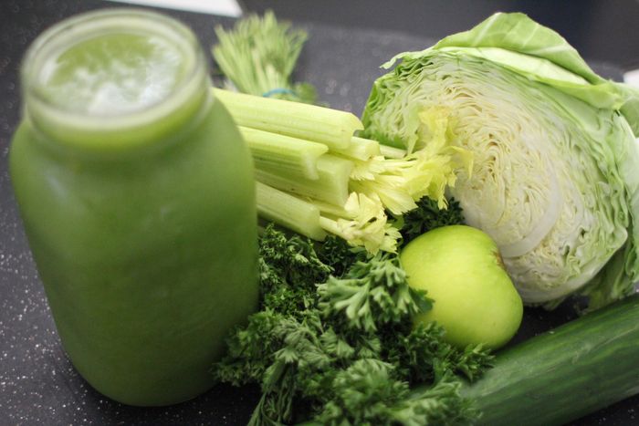 Melakukan juice cleanse walaupun belum terbukti ilmiah, namun baik dilakukan.
