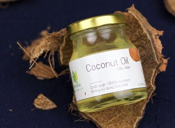 Minyak kelapa bisa digunakan untuk menghilangkan ketombe.