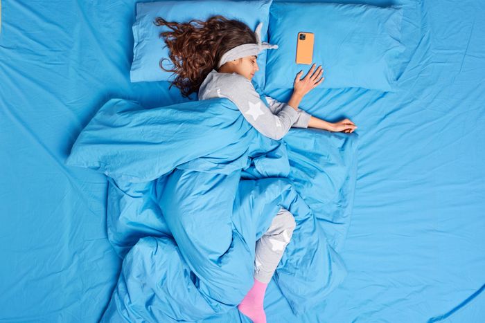 Otak akan terus dalam mode siaga saat kita bermain handphone sebelum tidur.