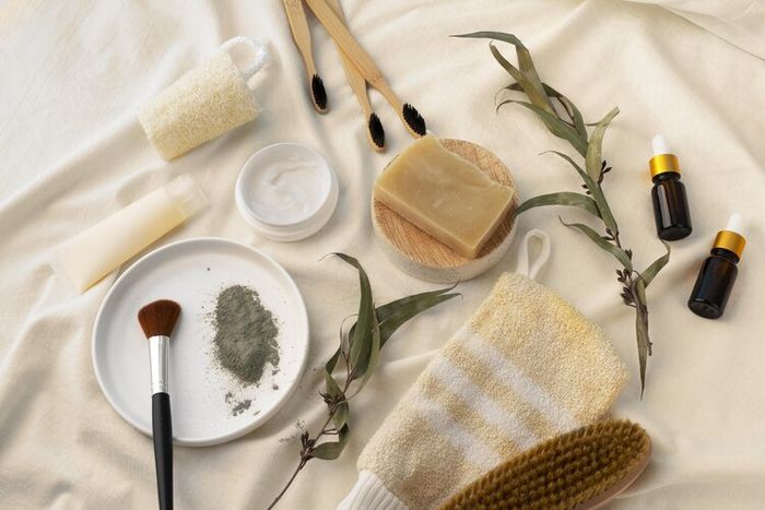 Merawat diri dengan mencoba rangkaian skincare dan gel baru adalah aktivitas yang dapat kita lakukan bersama anggota keluarga lainnya.