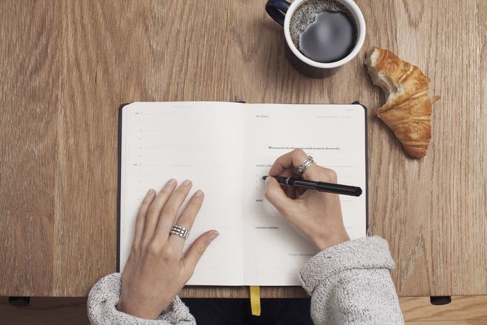 Menulis jurnal setiap hari dapat membantu mengatasi rasa stress dan kecemasan.