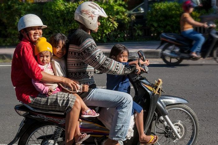 Plat nomor kendaan di Indonesia memiliki kode yang berbeda-beda di setiap daerahnya.