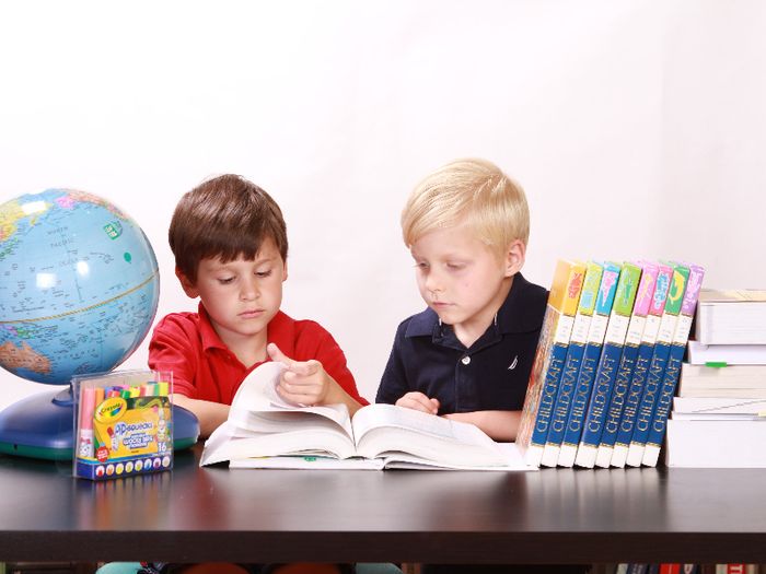 Buku menjadi nilai vital bagi siswa saat belajar.