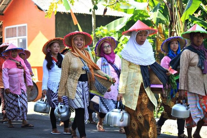 Masyarakat desa merupakan potensi nonfisik desa yang sangat penting untuk mengelola sumber daya desa.