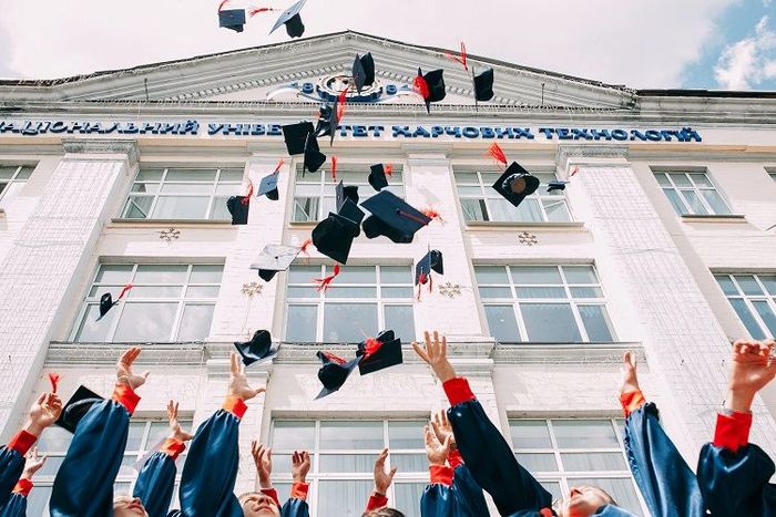 Sekolah menjadi salah satu institusi yang menjadi komponen dasar struktur sosial.