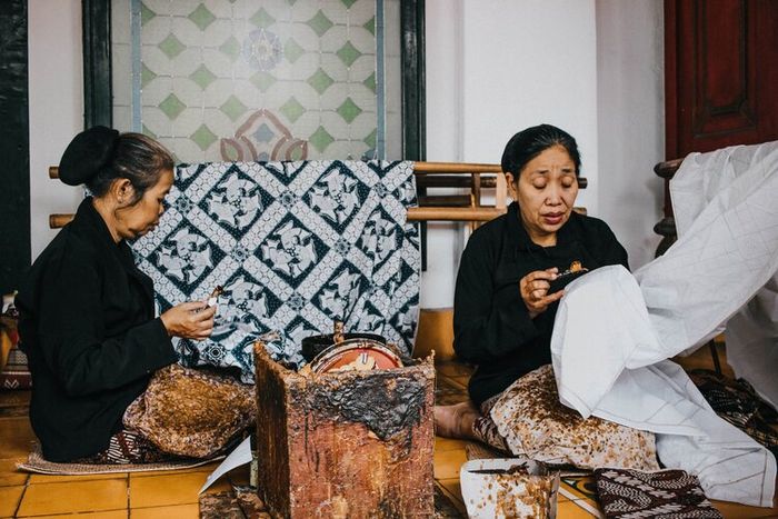 Batik merupakan salah satu hasil ekonomi kreatif yang dikembangkan Indonesia sejak zaman dulu.