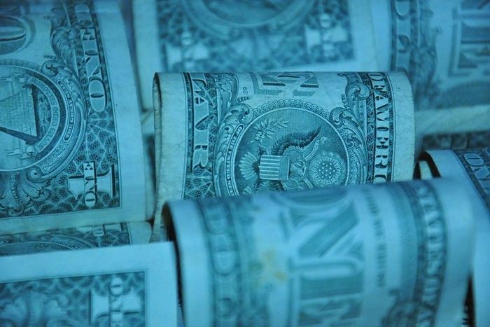 Pasar valuta asing mempertemukan penjual dan pembeli mata uang asing.