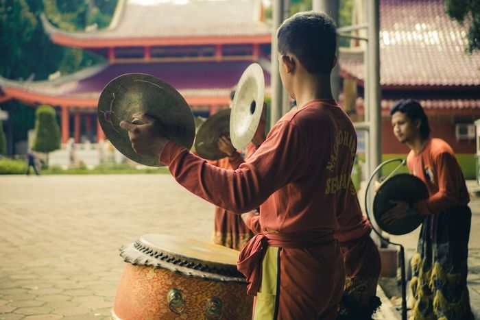 Elemen gerak tari terdiri dari ruang, waktu, dan tenaga.