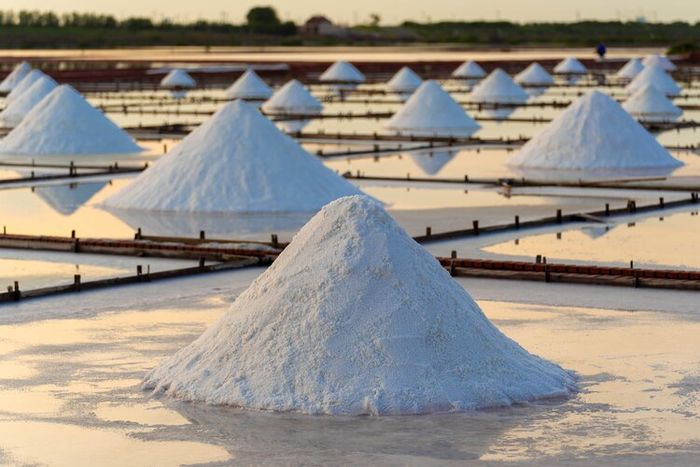 Senyawa garam dikenal dengan nama NaCl.