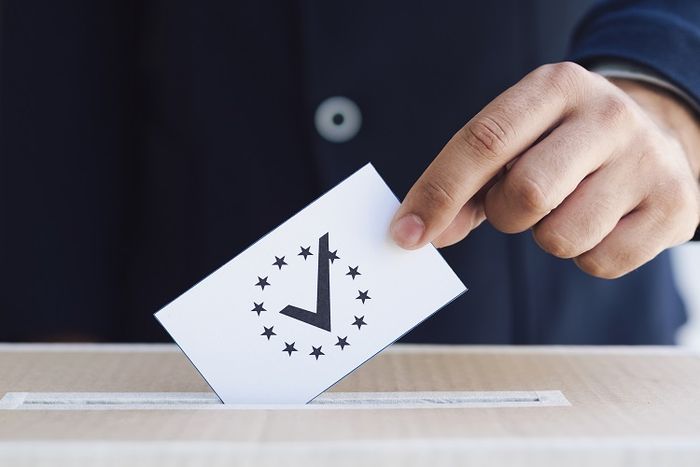 Kemajuan iptek dalam aspek politik memunculkan nilai-nilai demokrasi dalam kehidupan masyarakat.