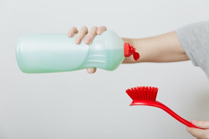 Sabun cuci piring sebaiknya tidak dicampur dengan berbagai bahan pembersih lain.