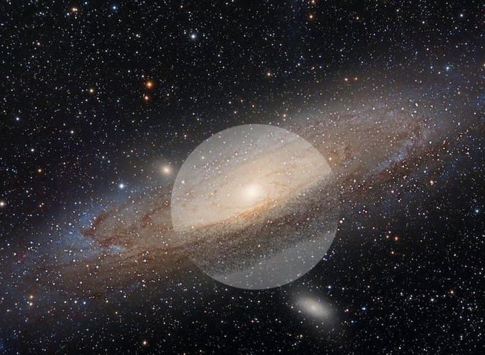 Ada bintang terang Fomalhaut yang berada di antara Bulan dan Saturnus.
