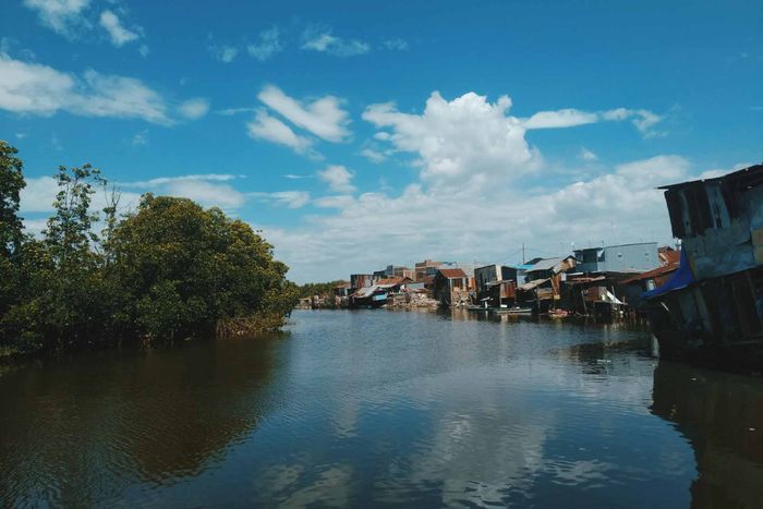Pemukiman penduduk yang ada pada area sungai dapat menyebabkan banjir.