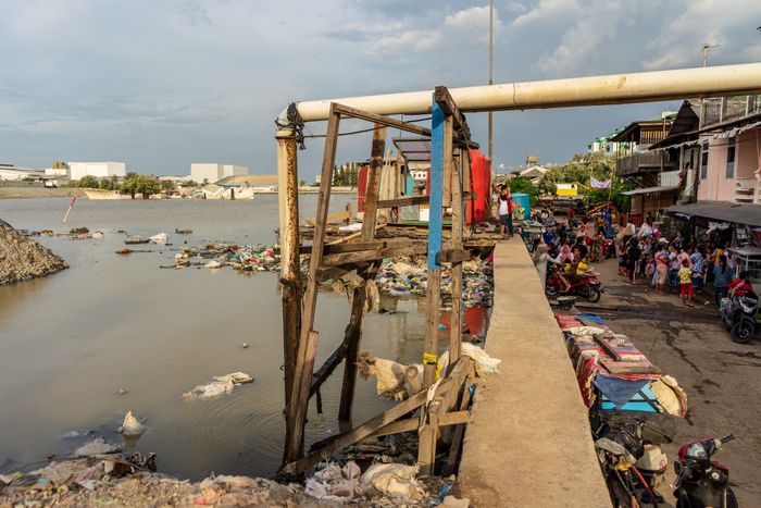 Membuang sampah sembarangan dapat membuat aliran air tersumbat.