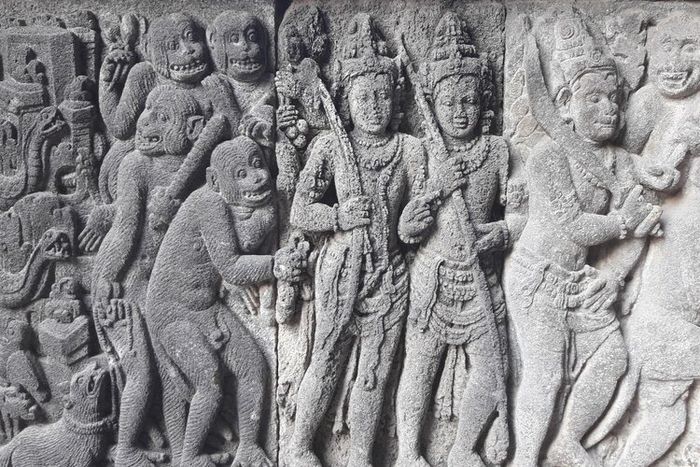 Candi Borobudur merupakan peninggalan kerajaan masa Buddha.