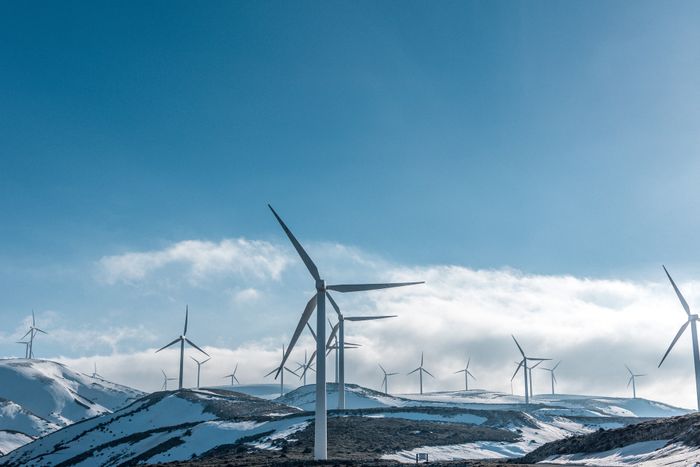 Pergerakan angin memiliki energi kinetik, oleh karena itu bisa digunakan untuk kincir angin atau turbin angin.