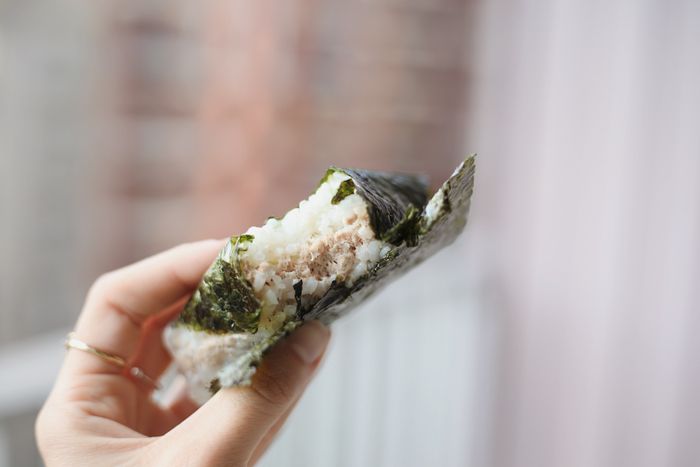 Onigiri merupakan makanan khas Jepang.