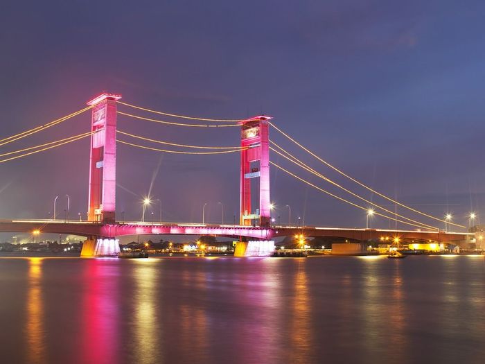 Jembatan Ampera yang menghubungkan Kota Palembang yang terbelah Sungai Musi.