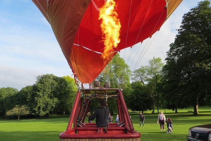 Balon udara terdiri dari tiga bagian penting, yaitu envelope, burner, dan basket.