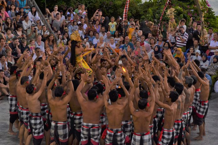 Tari kecak merupakan tari tradisional dari Bali.