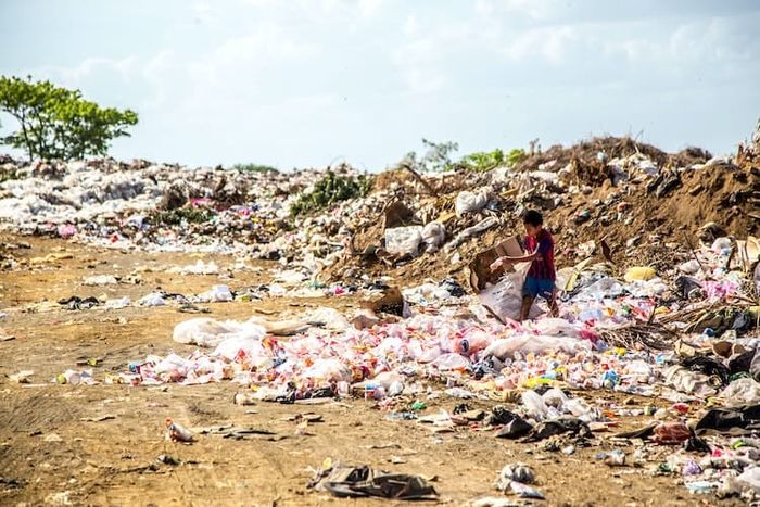 Pembuangan sampah rumah tangga bisa menyebabkan terjadinya pencemaran tanah.