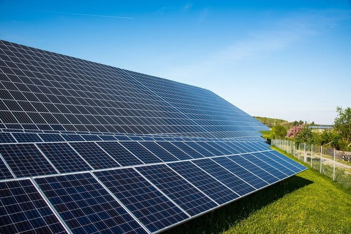Pembangkit Listrik Tenaga Surya (PLTS) memanfaatkan energi matahari.