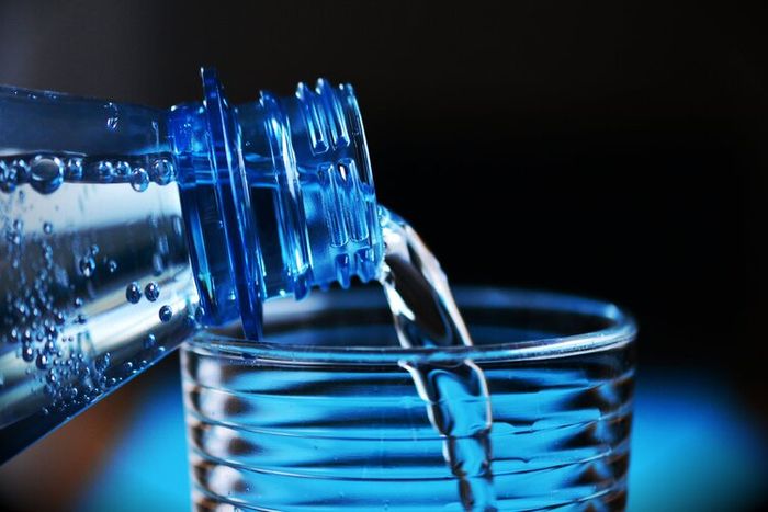 Air di dalam botol yang miring akan tetap memiliki permukaan yang datar.