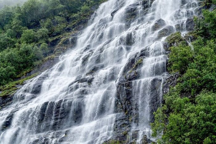 Air terjun membuktikan sifat air yang dapat mengalir dari tempat tinggi ke tempat yang lebih rendah.