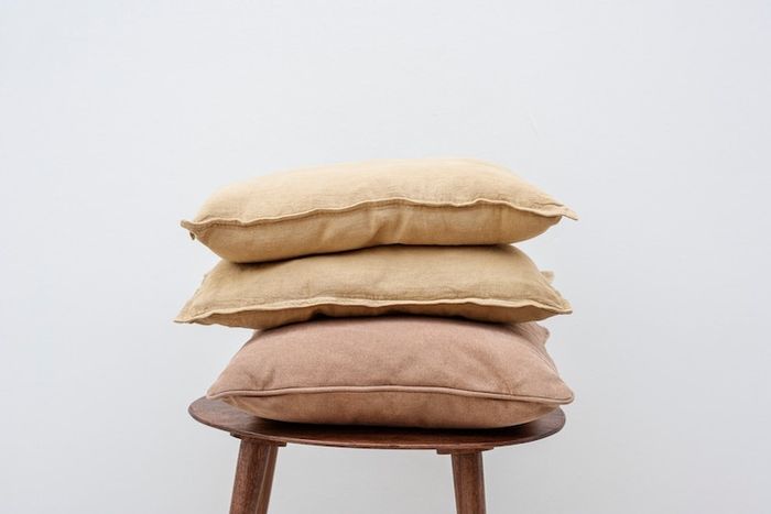 Untuk membersihkan bantal supaya bebas dari bau apak, bantal bisa dicuci.