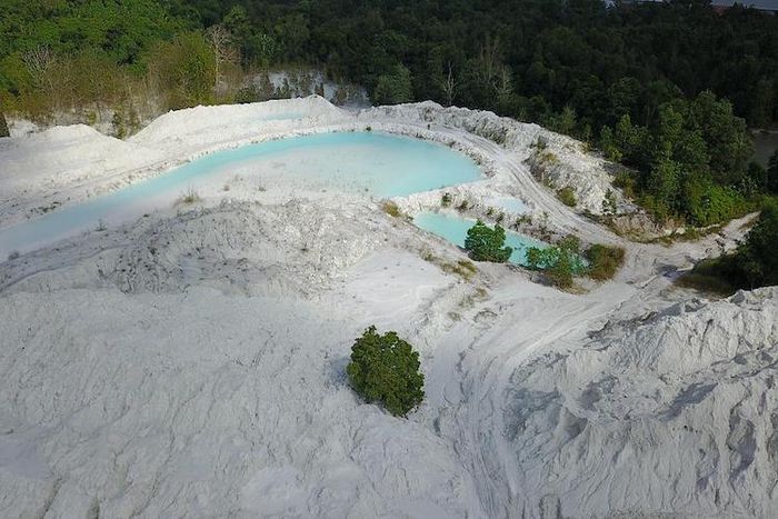 Tanah kaolin umumnya berwarna putih, kuning, dan jingga.