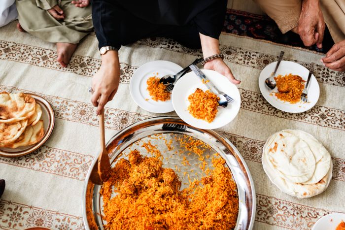 Suguh atau menyuguhkan makanan membuat suasana menjadi lebih hangat.